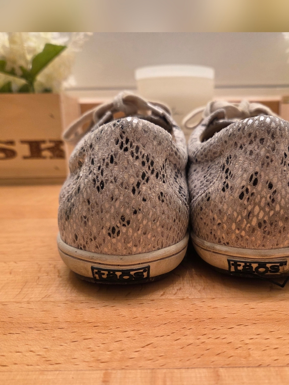 Taos Footwear Women's Onward Sneakers White/Gray Snake Print Leather Size 9.5 - Picture 4 of 10